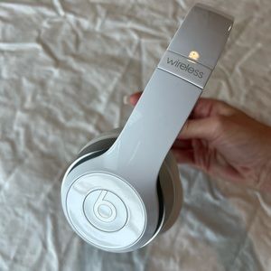 WHITE SOLO BEATS WIRELESS
